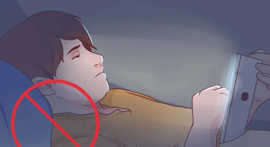 Ragazzo sdraiato al buio, illuminato da uno schermo, con un cerchio rosso di divieto sull'orecchio. Evita di dormire fuori casa con il telefono.