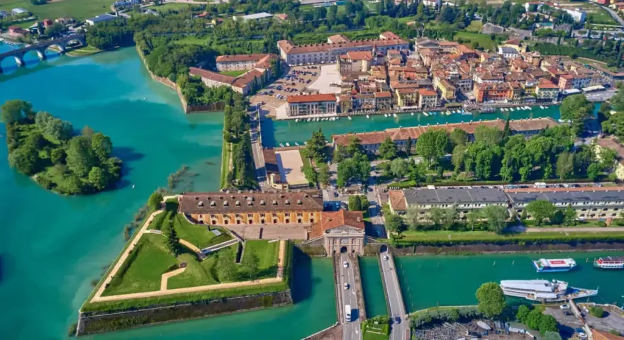 Peschiera del Garda: fortezza veneziana, canali azzurri e un borgo storico. Cosa vedere a Peschiera del Garda? Un gioiello sul lago.