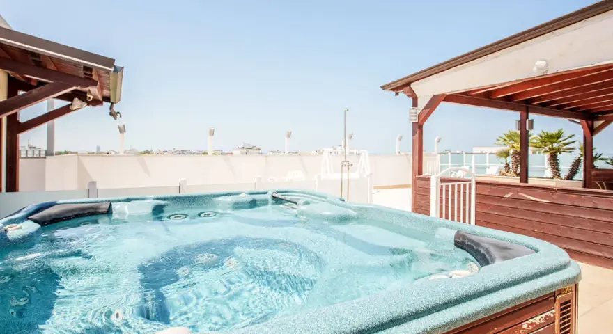 Idromassaggio sul terrazzo dell'hotel Tamanco, con vista sul mare e palme. Relax assicurato!