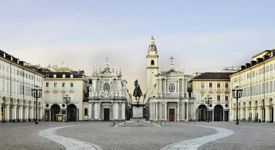 Piazza San Carlo a Torino: un'idea di cosa vedere a Torino in un giorno a piedi, con le chiese gemelle e il monumento equestre.