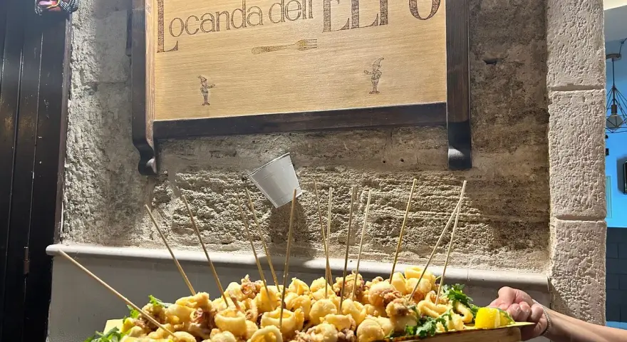 Un piatto di fritto misto, pronto per essere gustato, sotto l'insegna "Locanda dell'Elfo". Le recensioni di la locanda dell'elfo promettono delizie!