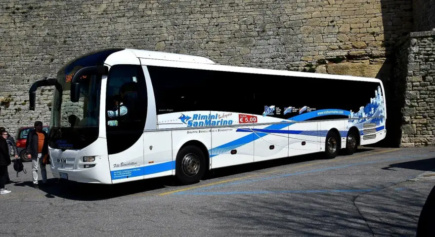 Autobus bianco con grafica blu "Rimini San Marino Bus Express". Un viaggio da Rimini a Comacchio? Questo bus è pronto!