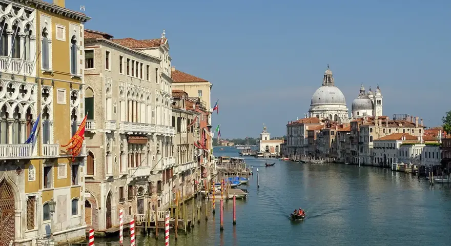 Palazzi storici sul Canal Grande, con la Basilica di Santa Maria della Salute sullo sfondo. Quanti giorni per vedere Venezia? Almeno tre per assaporarla.