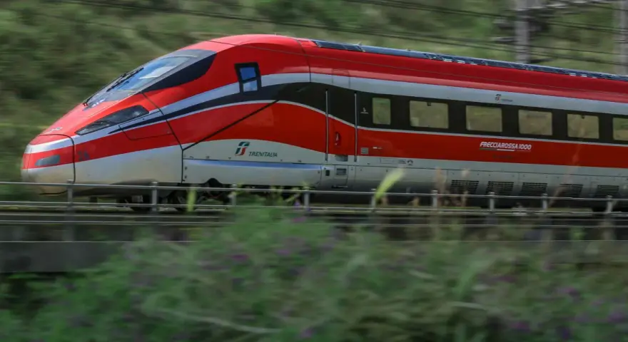 Frecciarossa 1000 in corsa, ideale per scoprire come arrivare a Torre dell'Orso in treno.