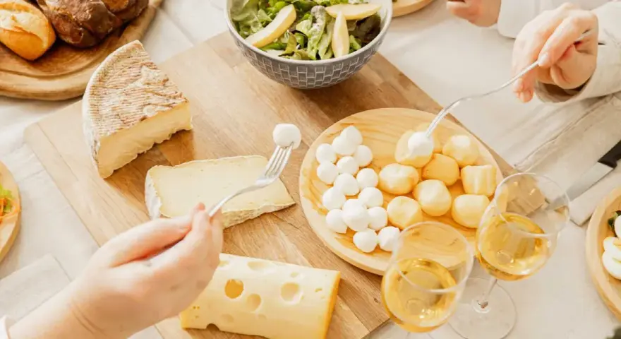 Mozzarella in aereo Ryanair? No, un tagliere di formaggi con palline di mozzarella, pane e vino.