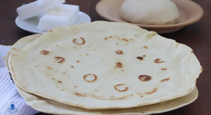 Piadine pronte per essere farcite, con impasto e strutto a lato. La ricetta piadina strutto è un classico.