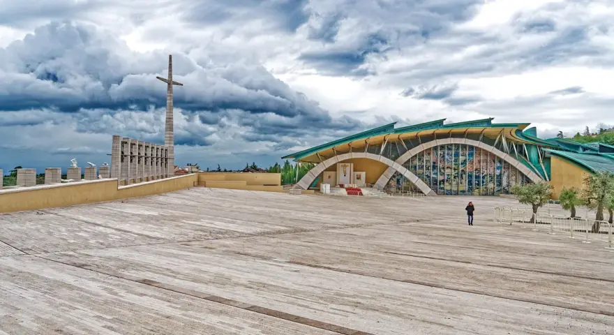 Piazza antistante il Santuario di San Pio, ideale per parcheggiare la macchina e andare da Padre Pio.