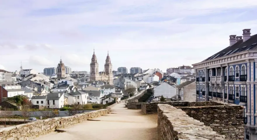 Lugo di Romagna cosa vedere: vista panoramica sulla città con cattedrale e palazzi storici.
