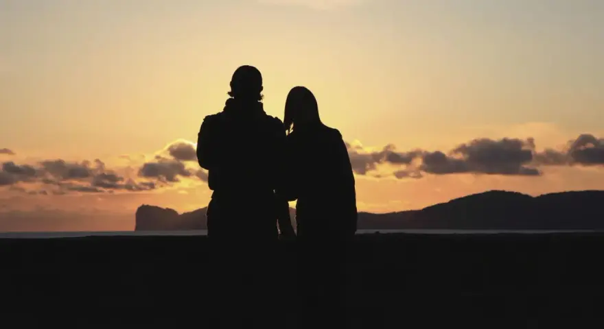 Coppia al tramonto in Sardegna, un'idea perfetta per dove andare in vacanza.
