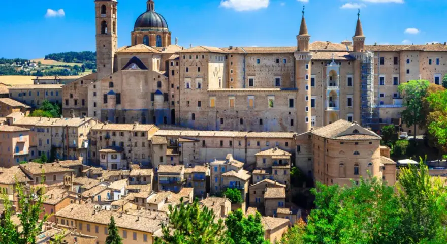 Urbino, con il suo imponente Palazzo Ducale, è un punto strategico per visitare le Marche, offrendo scorci mozzafiato e storia.