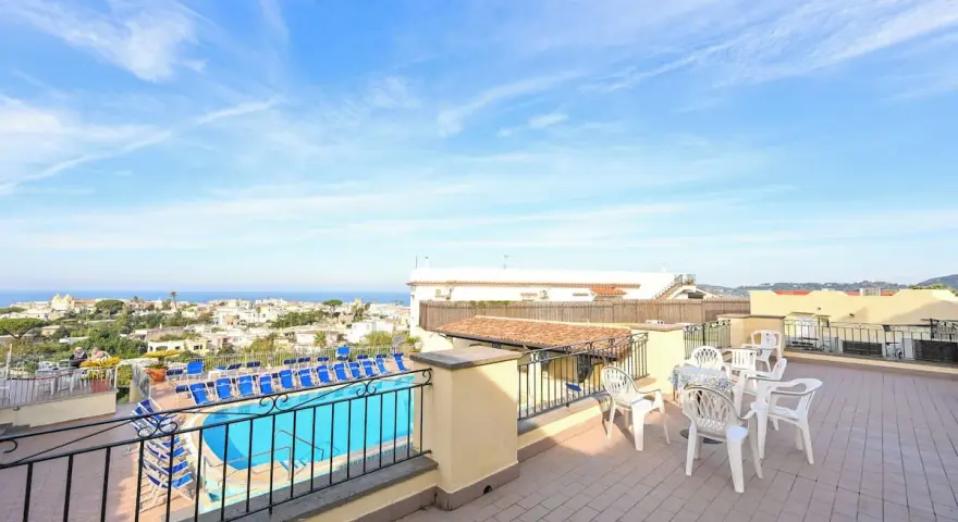 Terrazza con piscina e vista mare a Ischia, perfetta per godersi il tramonto d'oro. Hotel terme Tramonto d'Oro Ischia.