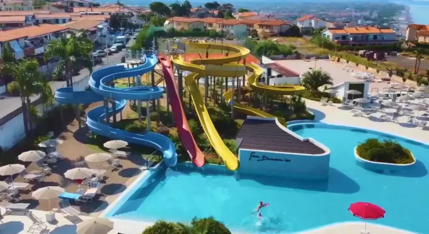 Scivoli acquatici colorati e piscina invitano al divertimento, come testimoniano le positive san domenico family hotel recensioni.
