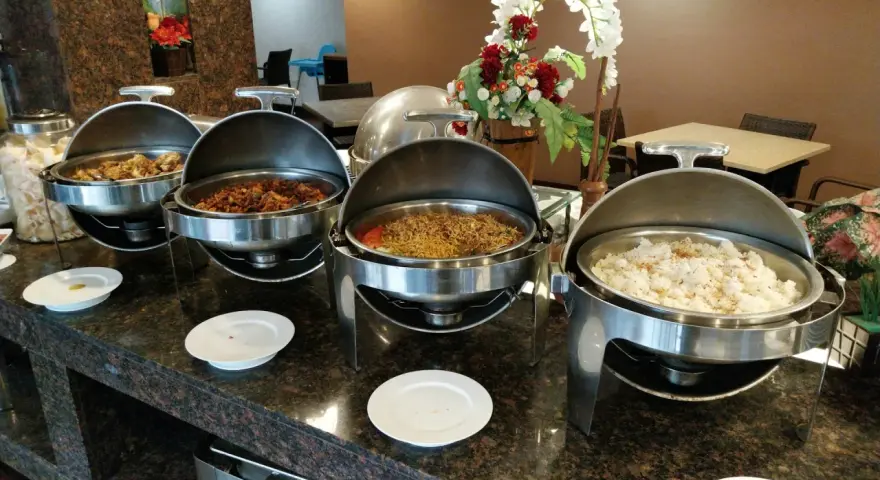 Buffet con piatti caldi, riso e noodles. Un assaggio di mezza pensione significato, un pasto completo per iniziare la giornata.