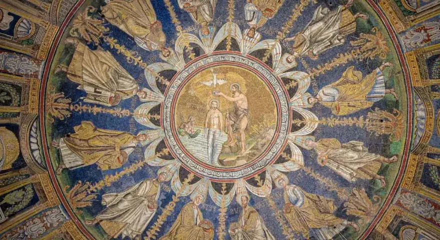 Mosaico circolare con Battesimo di Cristo al centro, circondato da figure di santi e angeli. Un capolavoro da vedere a Ravenna e dintorni.
