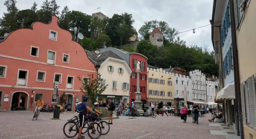 Passeggiata e biciclettate tra le case colorate e i castelli di Brunico. Tante cose da fare a Brunico, tra cui esplorare la piazza e i dintorni.