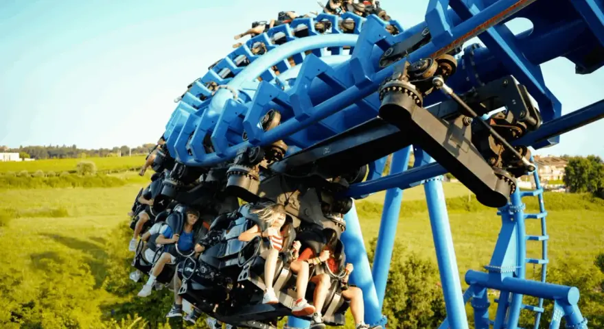 Montagna russa blu a Movieland, un'emozione da provare! Per sapere come arrivare a Movieland in treno, cerca le indicazioni online.
