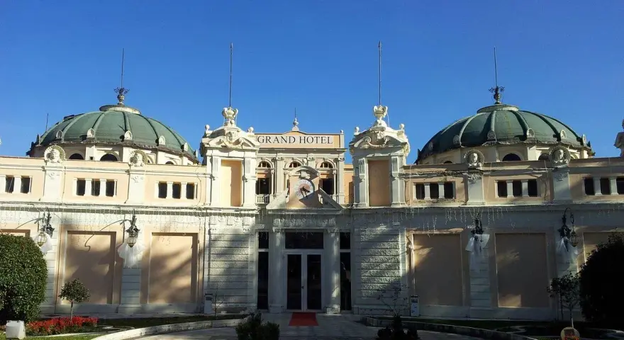 Grand Hotel, un'icona del centro storico di Fiuggi, con le sue cupole verdi e l'architettura imponente sotto un cielo azzurro.