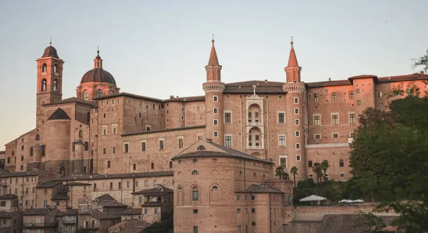 Un imponente palazzo rinascimentale domina il paesaggio, perfetto per un weekend nel centro Italia.