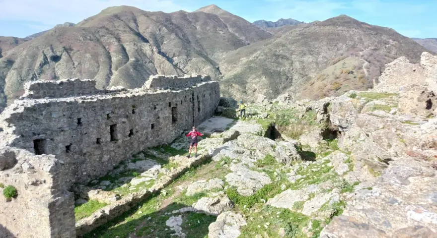 Esplorazione di antiche rovine siciliane, perfette per le gite domenicali in Sicilia. Montagne sullo sfondo.