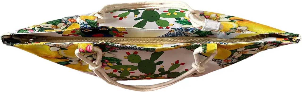 Borsa da mare con stampa vivace di cactus e limoni. Perfetta per sapere cosa portare al mare con stile e allegria.
