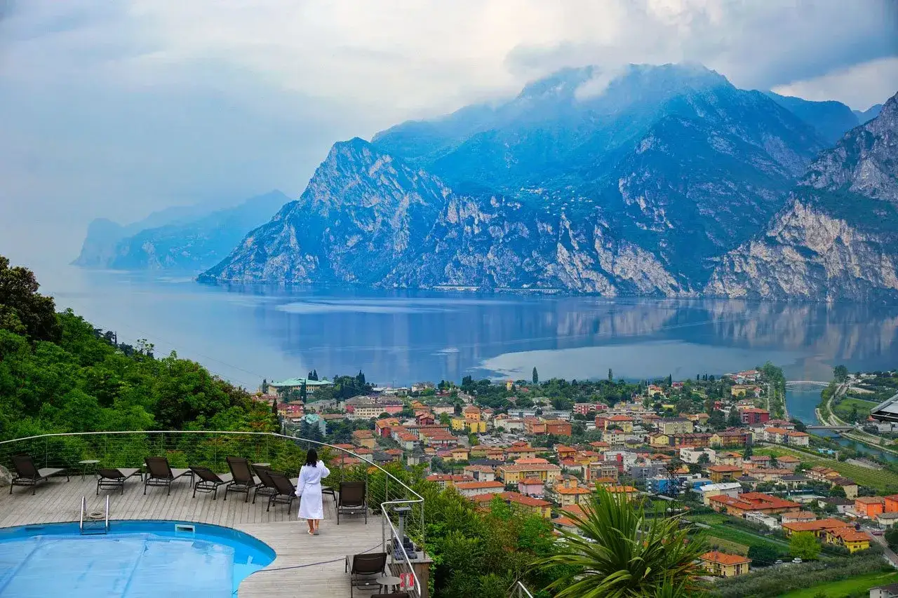Vista mozzafiato sul Lago di Garda. Ideale per chi cerca dove dormire sul Lago di Garda con piscina e panorama indimenticabile.