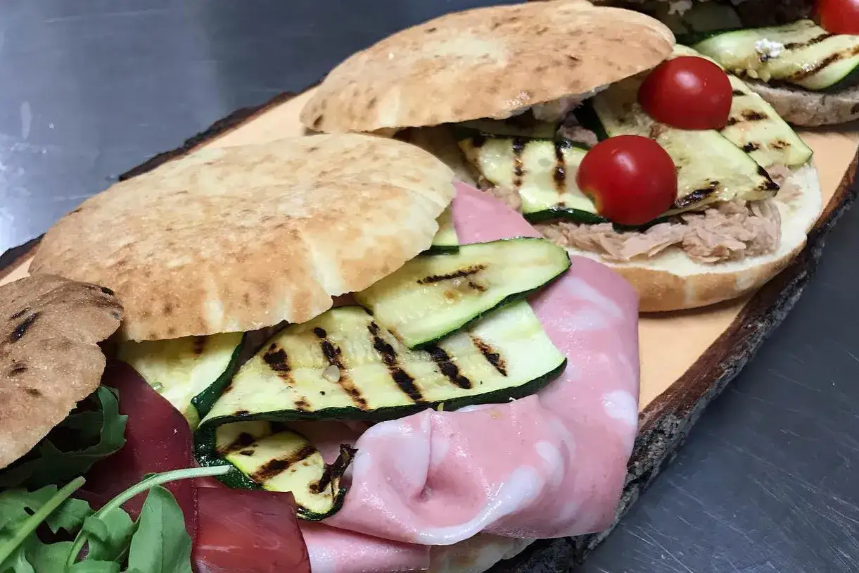 Puccia leccese con mortadella, zucchine grigliate e pomodorini. Un sapore autentico da gustare.