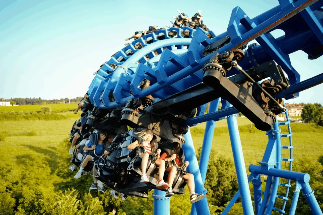 Montagna russa blu a Movieland, un'avventura emozionante per scoprire come arrivare a Movieland in treno.