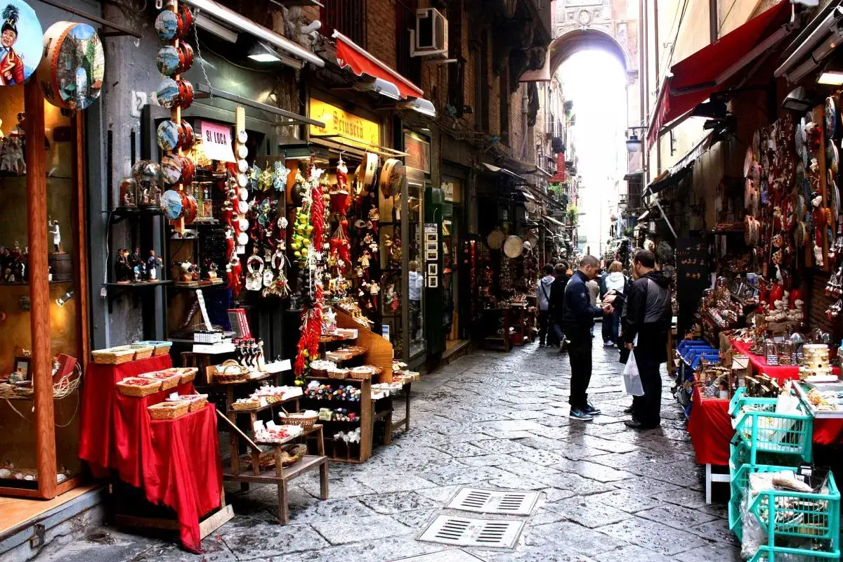 Mercatini napoletani, un'ottima idea per un itinerario di Napoli in 3 giorni. Souvenir, peperoncini e tanta atmosfera.
