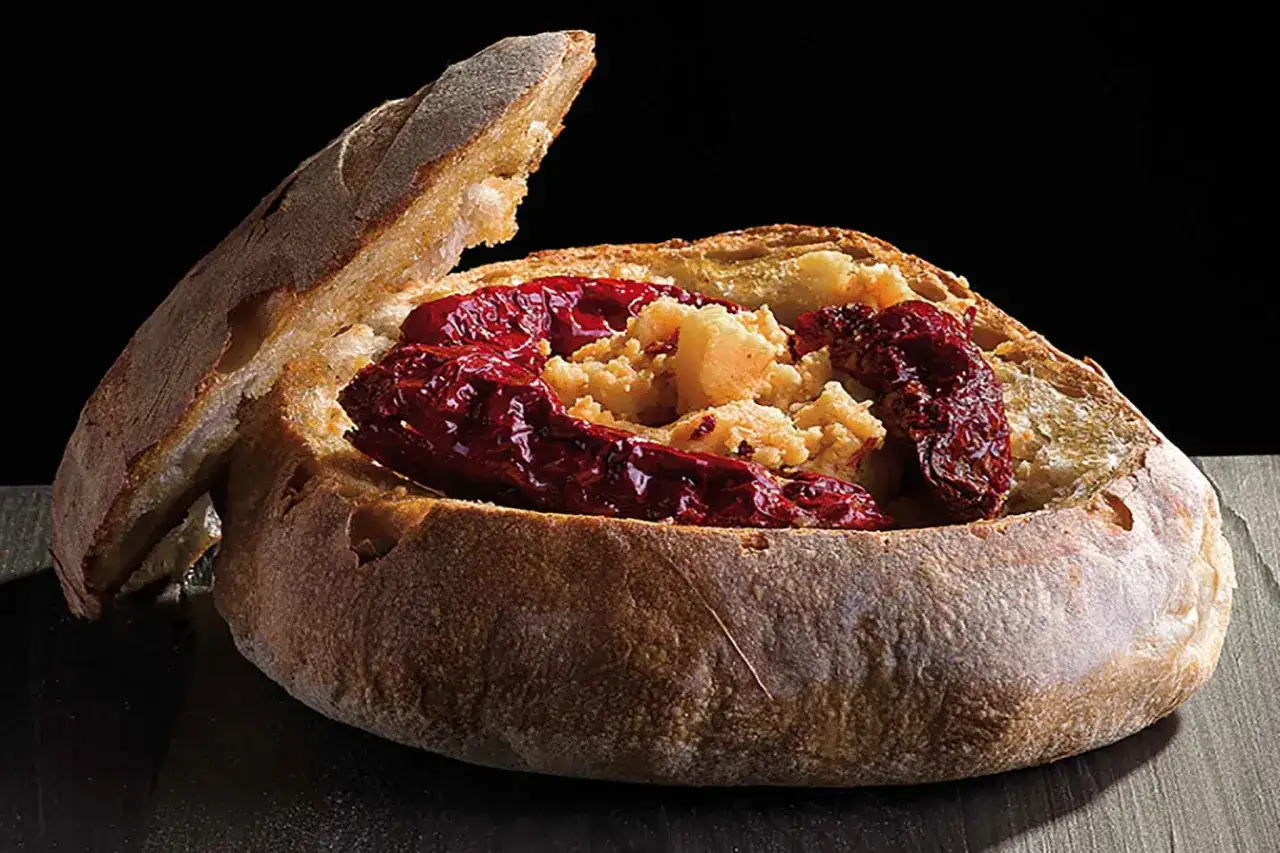 Pane scavato ripieno di peperoni secchi e formaggio, un'idea gustosa per dove mangiare a Potenza.