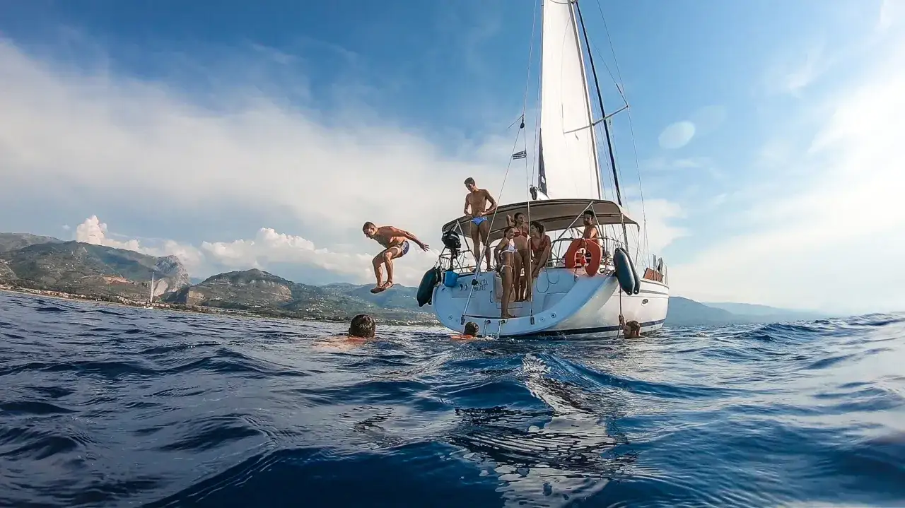 Un tuffo in mare da una barca a vela: costume, asciugamano e tanta voglia di divertirsi. Ecco cosa portare in barca a vela per una giornata perfetta!