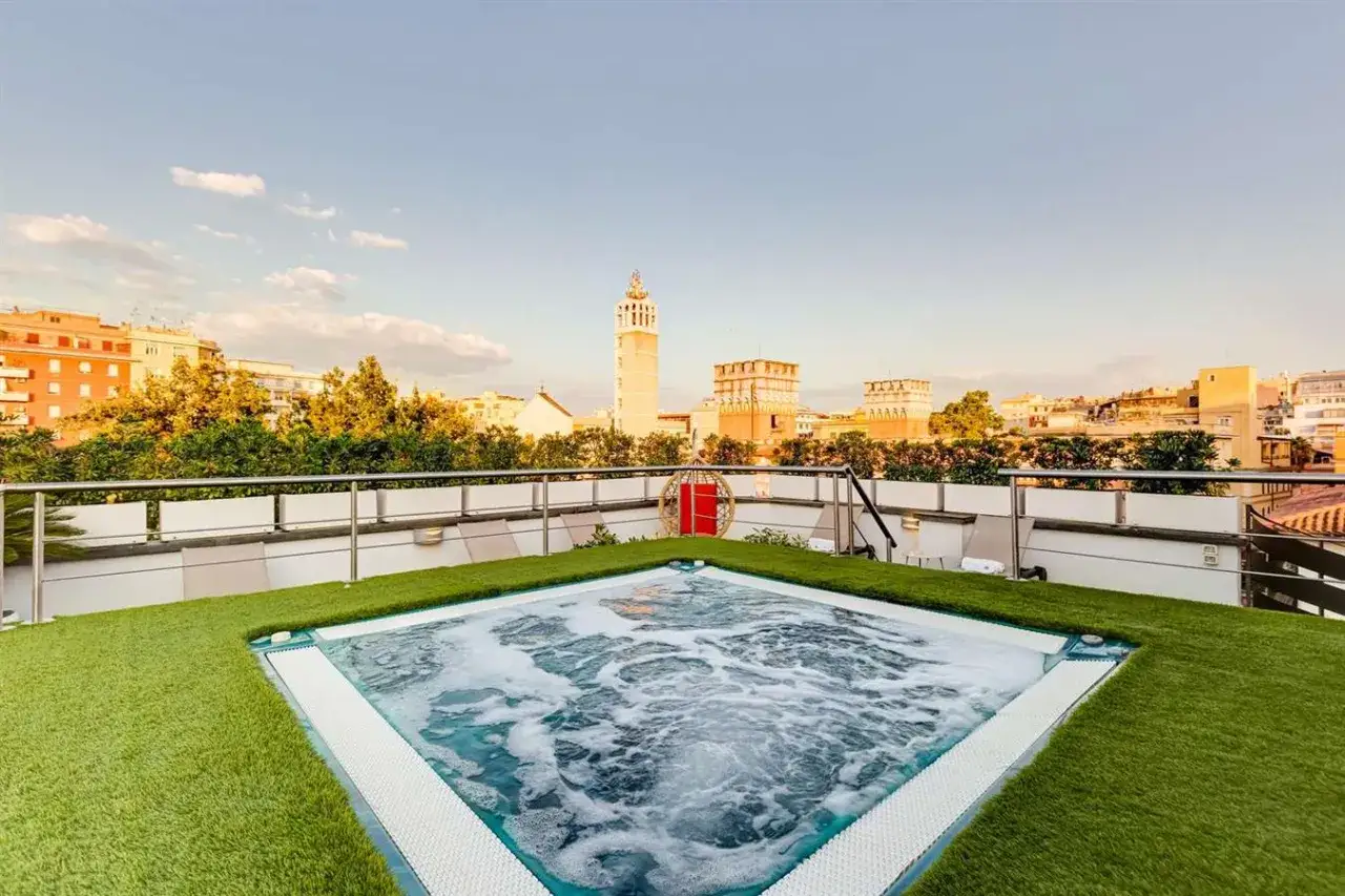 Jacuzzi sul tetto con vista sulla citt&agrave;, un'oasi di relax al hotel The Strand.