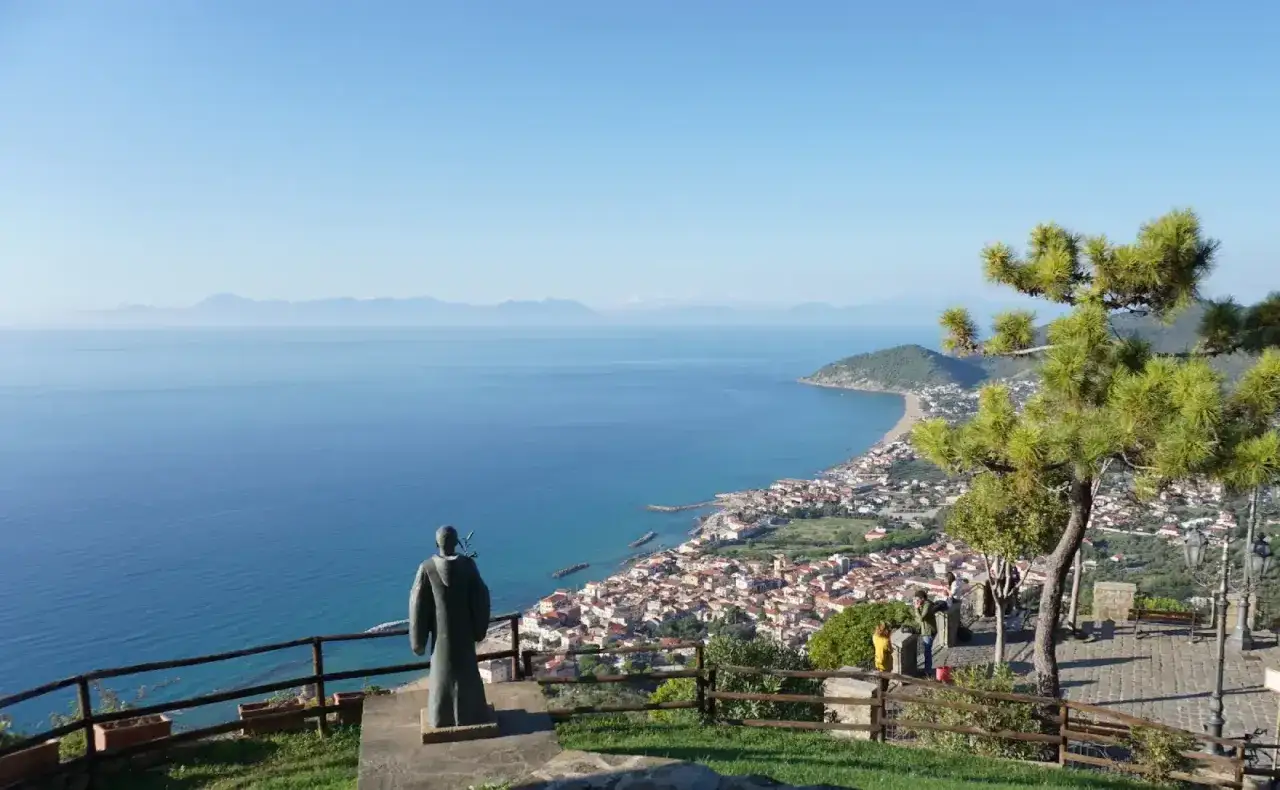 Statua di frate guarda il mare e la costa di Castellabate. Qui non si muore, si vive la bellezza.
