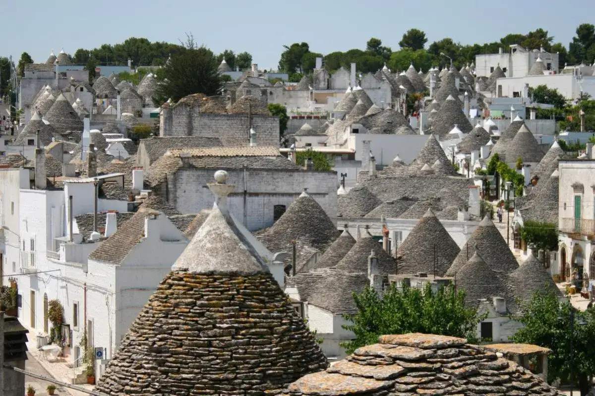 Panoramica del centro storico di Alberobello, con i suoi caratteristici trulli dai tetti conici in pietra.