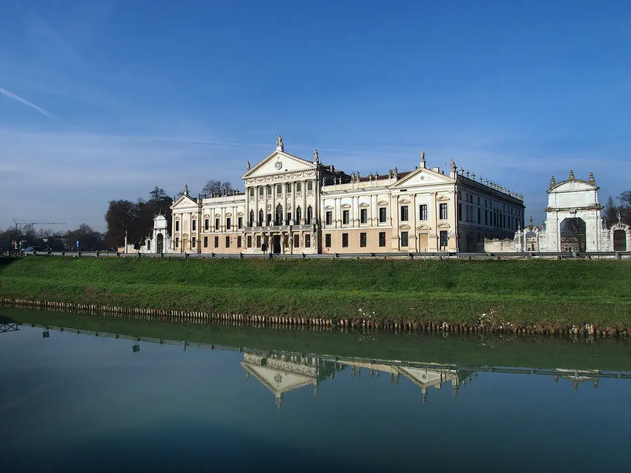 Villa palladiana riflessa sull'acqua, un gioiello per un tour ville venete.
