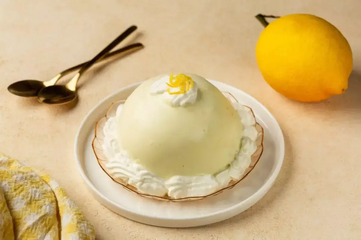 Dolce al limone, un'idea su cosa mangiare a Salerno. Cremoso e fresco, perfetto per concludere un pasto.