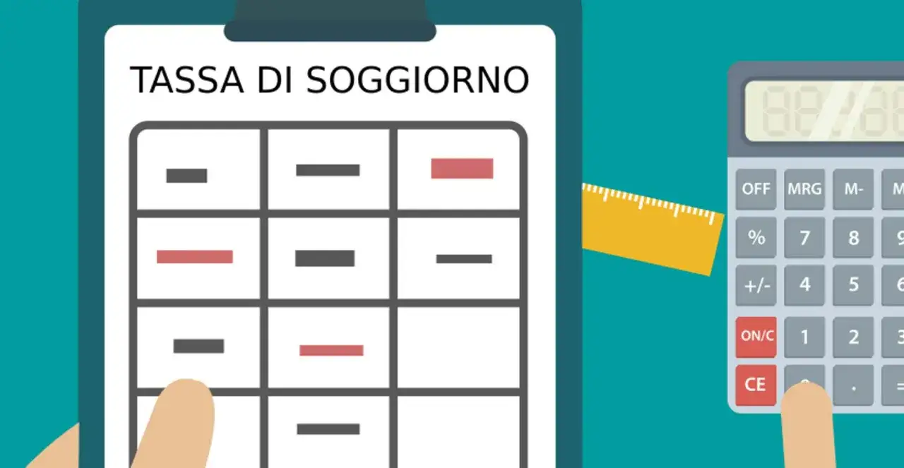 Calcolo della tassa di soggiorno: una tabella e una calcolatrice illustrano perché si paga la tassa di soggiorno, con una mano che preme un tasto.