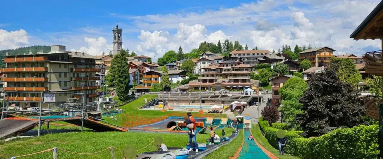Divertimento estivo a Selvino: scivoli, giochi e un panorama incantevole. Scopri cosa fare a Selvino per una giornata indimenticabile!