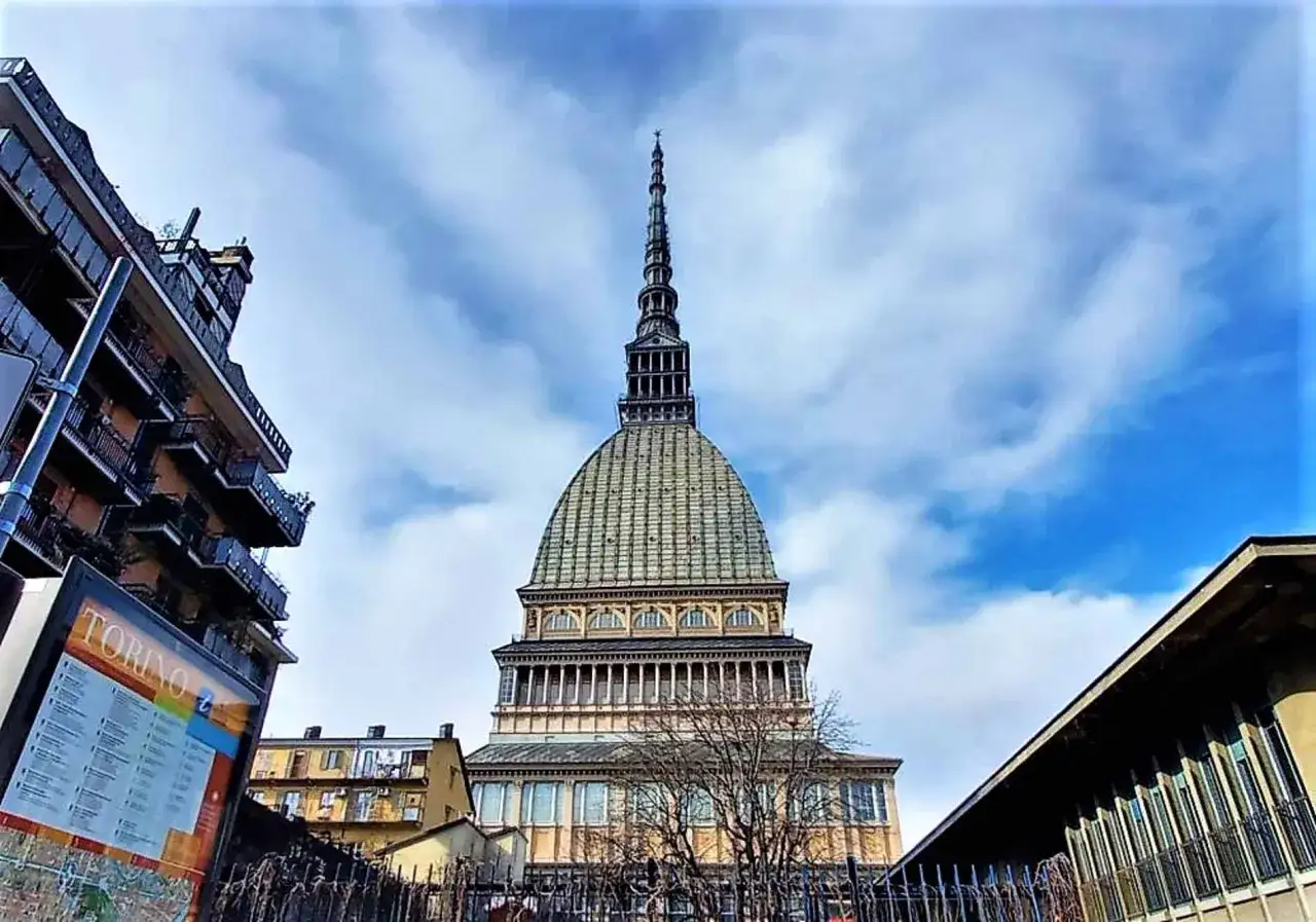 Mole Antonelliana, simbolo di Torino. Ideale per scoprire cosa vedere a Torino in un giorno a piedi, con mappa turistica in primo piano.