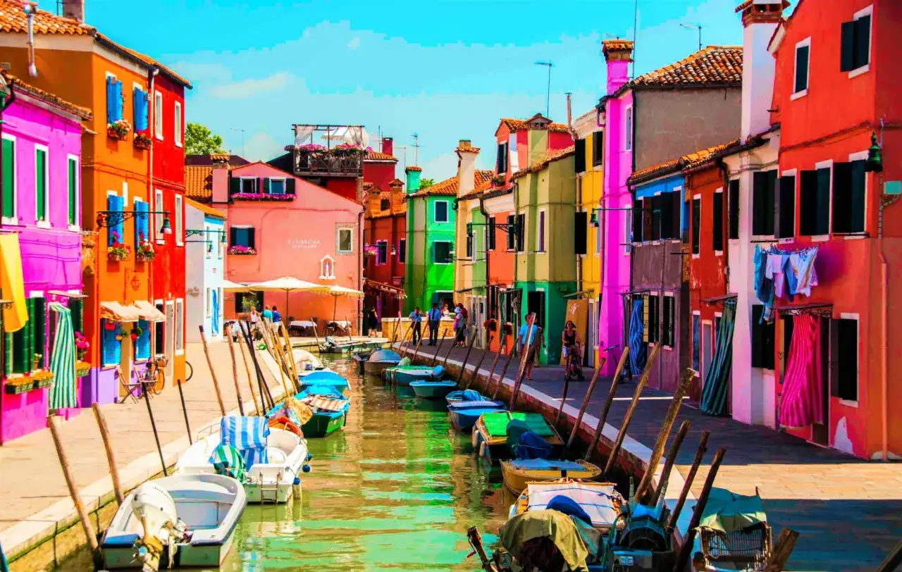 Casei colorate a Burano, un'isola di Venezia. Quanti giorni per vedere Venezia? Un weekend &egrave; sufficiente per ammirare questo incanto.