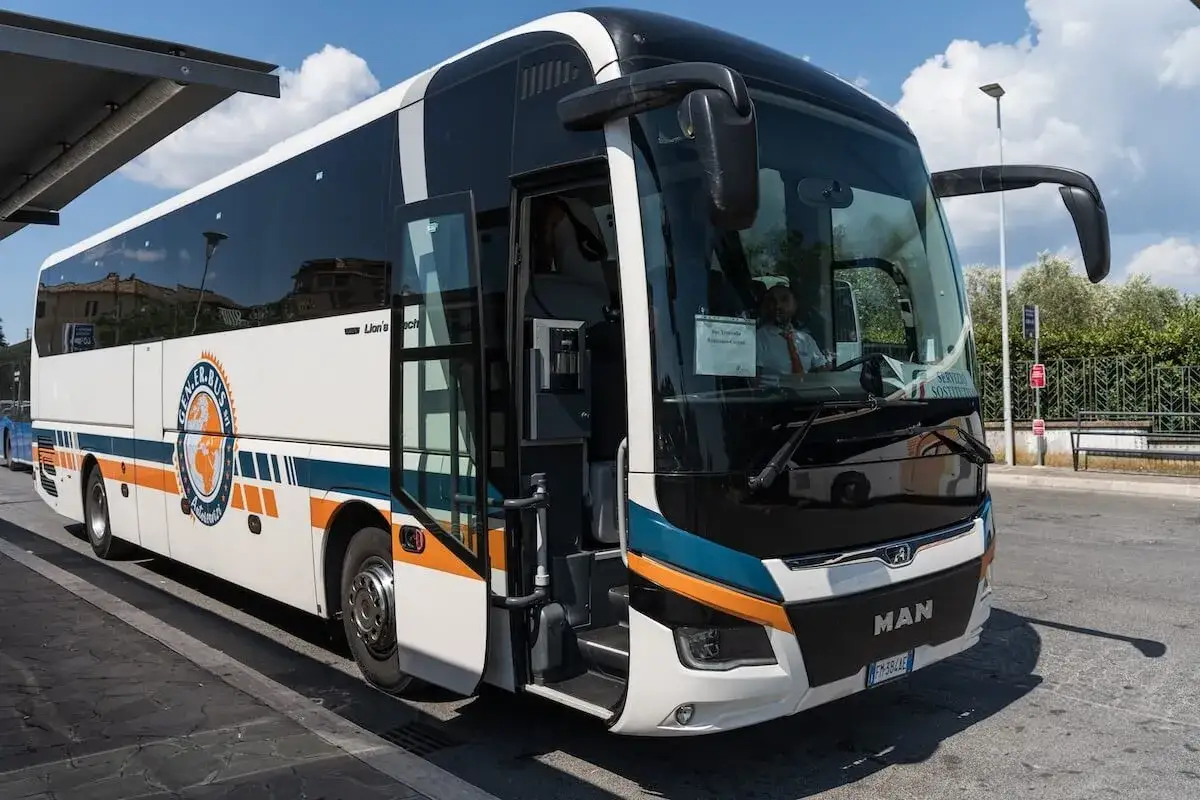 Autobus FlixBus in sosta, pronto per il viaggio da Agropoli a Roma.