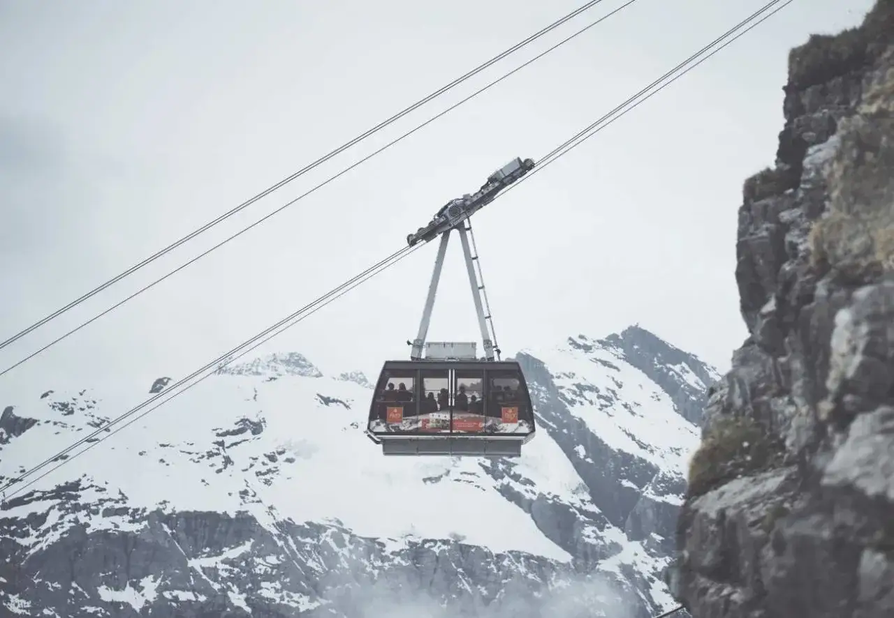 Cabina della funivia in Trentino, sospesa tra cime innevate e rocce imponenti, ideale per muoversi in un paesaggio mozzafiato.