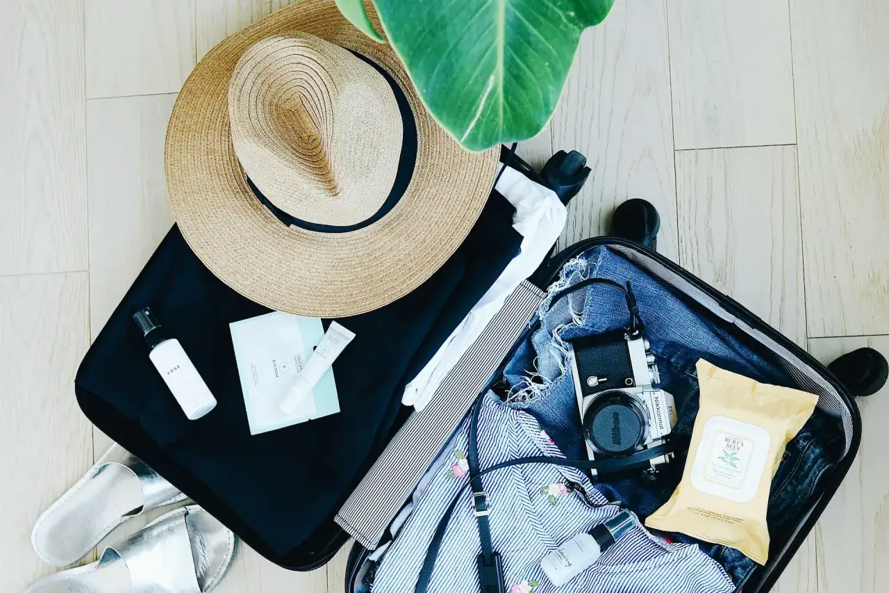 Cappello di paglia, vestiti, crema, profumo, macchina fotografica e ciabatte: ecco cosa portare in camper per un viaggio all'insegna del relax.