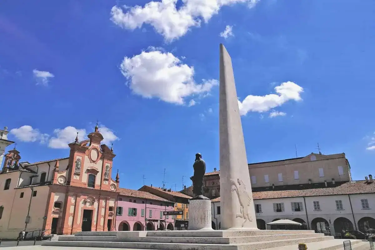 Piazza con obelisco, statua e chiesa a Lugo di Romagna. Cosa vedere in questa splendida piazza.