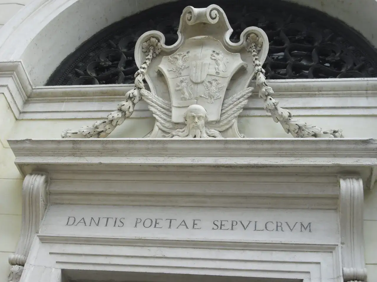 Monumento in marmo con stemma e iscrizione 