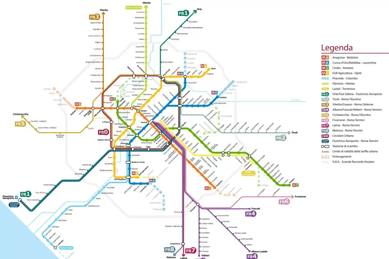 Mappa di Roma con linee metro e treni regionali. Un tour di Roma in un giorno da Stazione Termini &egrave; possibile grazie a questa rete di trasporti.