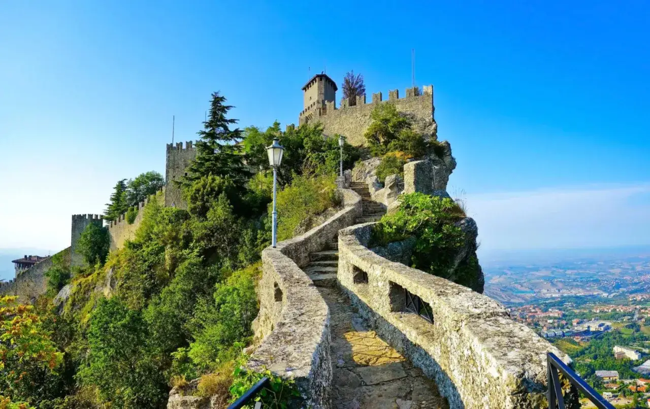 Sentiero roccioso che conduce al castello, un luogo che sembra uscito da una leggenda, il passo delle streghe.