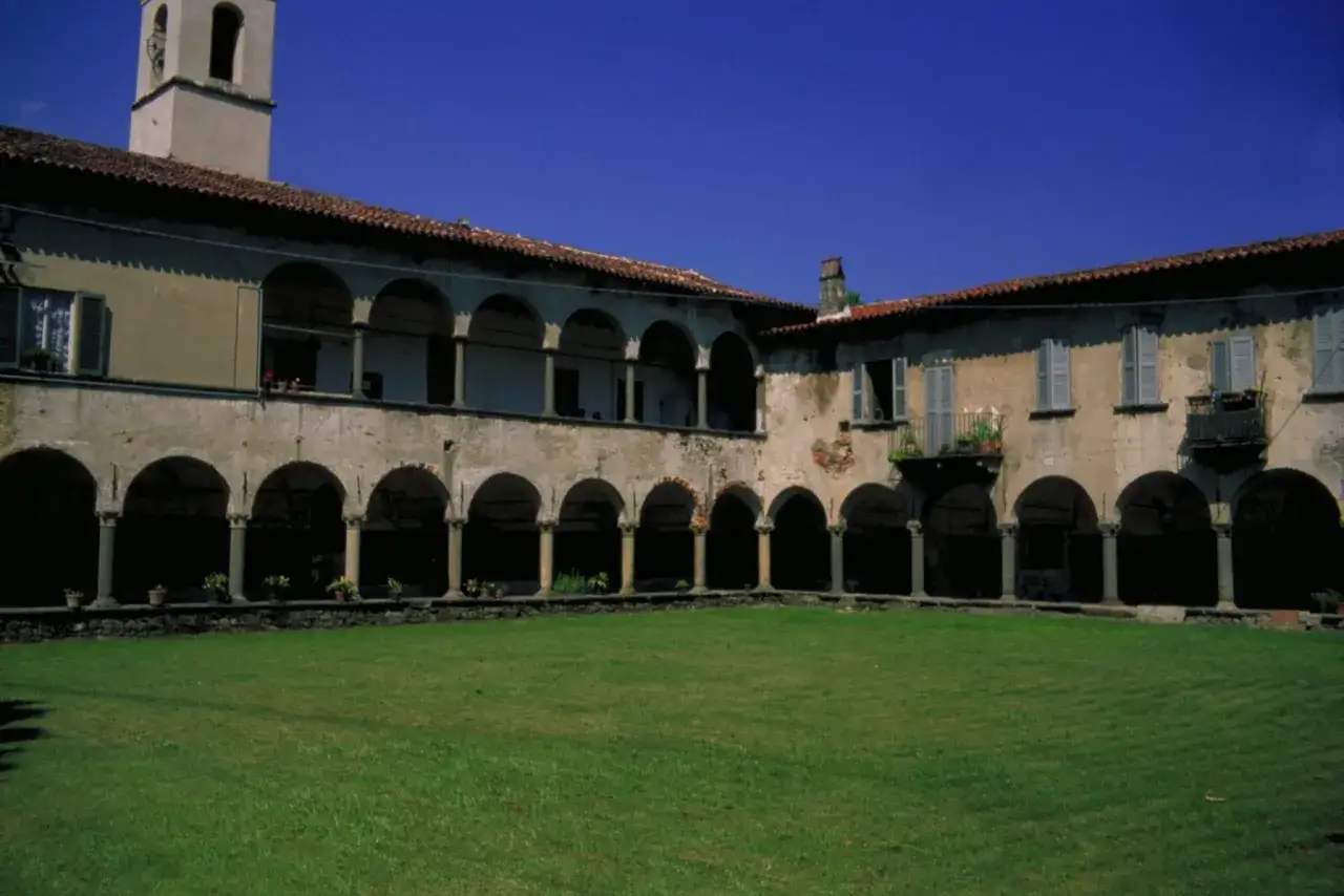 Cortile con portici ad archi e torre campanaria. Un luogo da scoprire a Calolziocorte, tra storia e architettura.