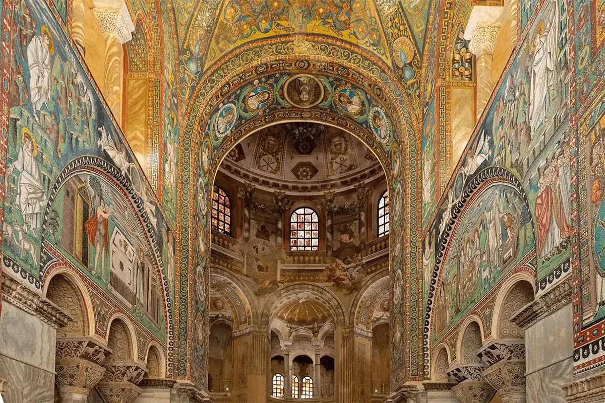 Interno di San Vitale a Ravenna, un capolavoro di mosaici bizantini. Imperdibile per chi visita Ravenna e dintorni cosa vedere.