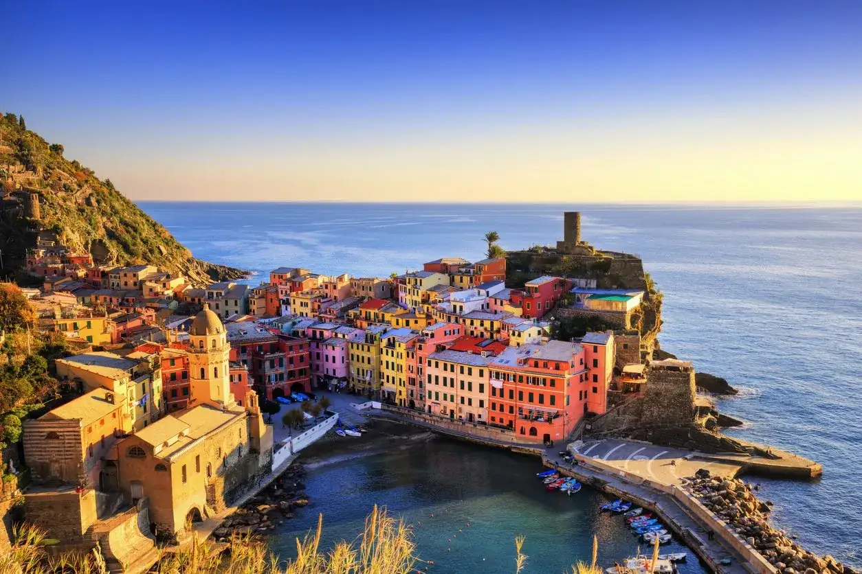 Vernazza, Cinque Terre: un luogo incantevole dove passare un weekend in Italia, con case colorate a picco sul mare e un'atmosfera da sogno.