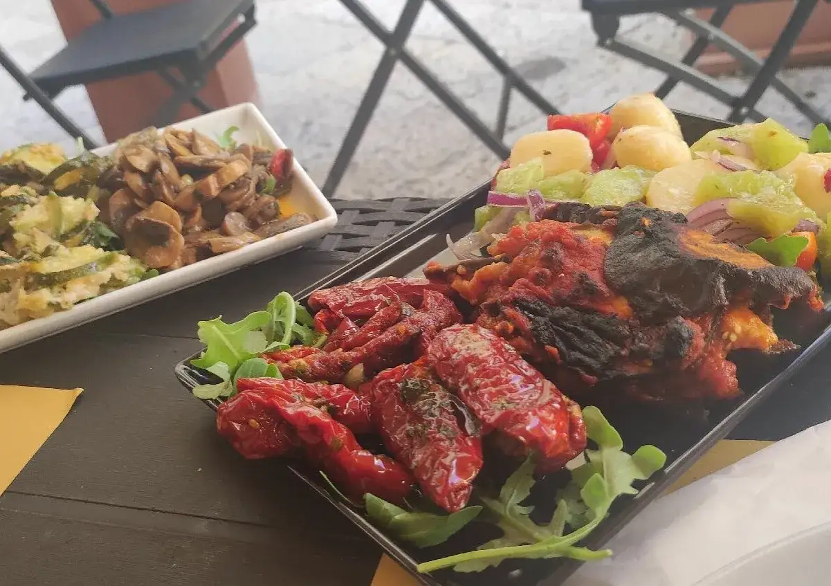 Assaggio di sapori: pomodori secchi, carne e verdure, perfetti per le recensioni di La Locanda dell'Elfo.